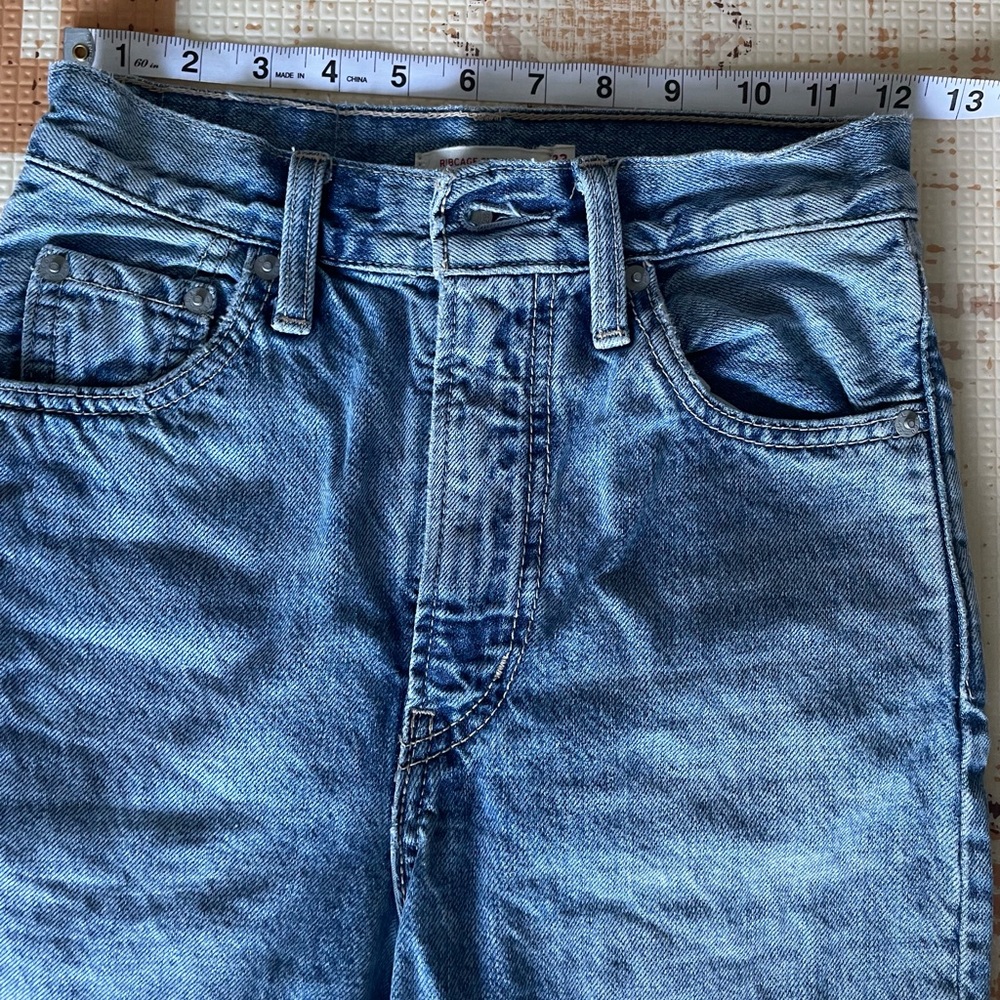 Levis rib cage straight